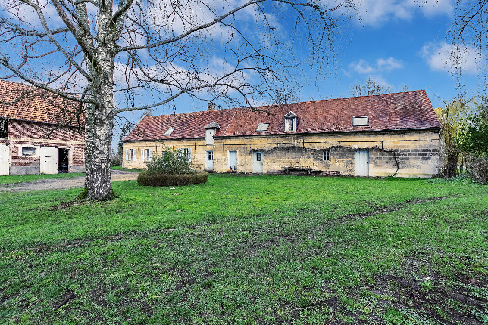 Ferme équestre de caractère, aménagée dans un environnement bucolique préservé