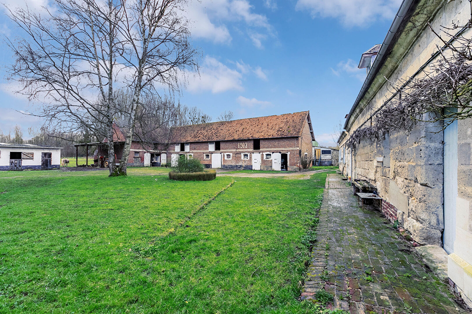 Character equestrian farm set in a preserved bucolic environment