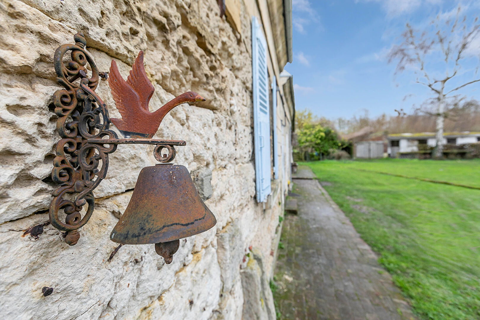 Character equestrian farm set in a preserved bucolic environment