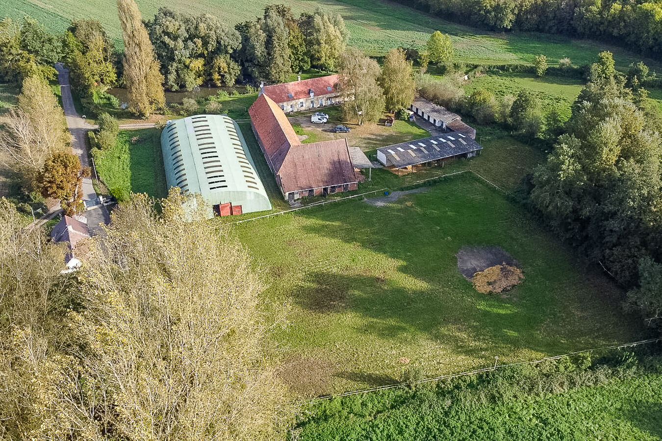 Character equestrian farm set in a preserved bucolic environment