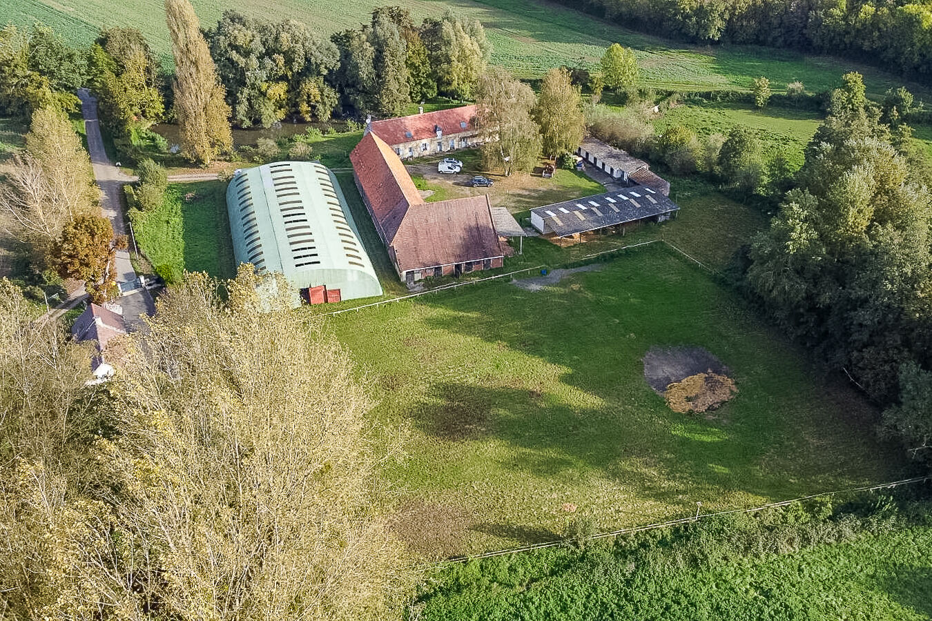 Ferme équestre de caractère, aménagée dans un environnement bucolique préservé