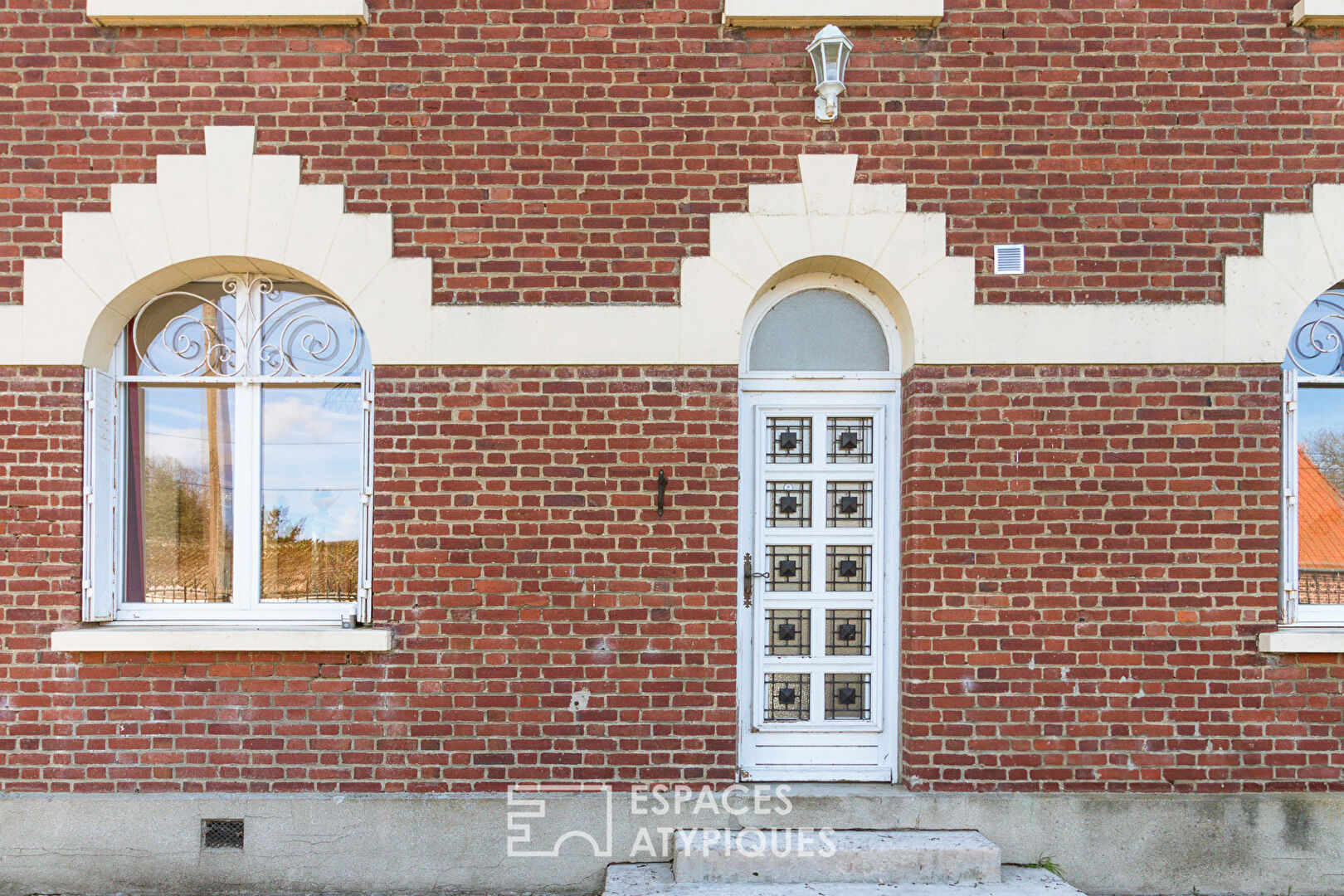 Maison bourgeoise entièrement rénovée à la campagne : le cadre idéal pour une vie de famille