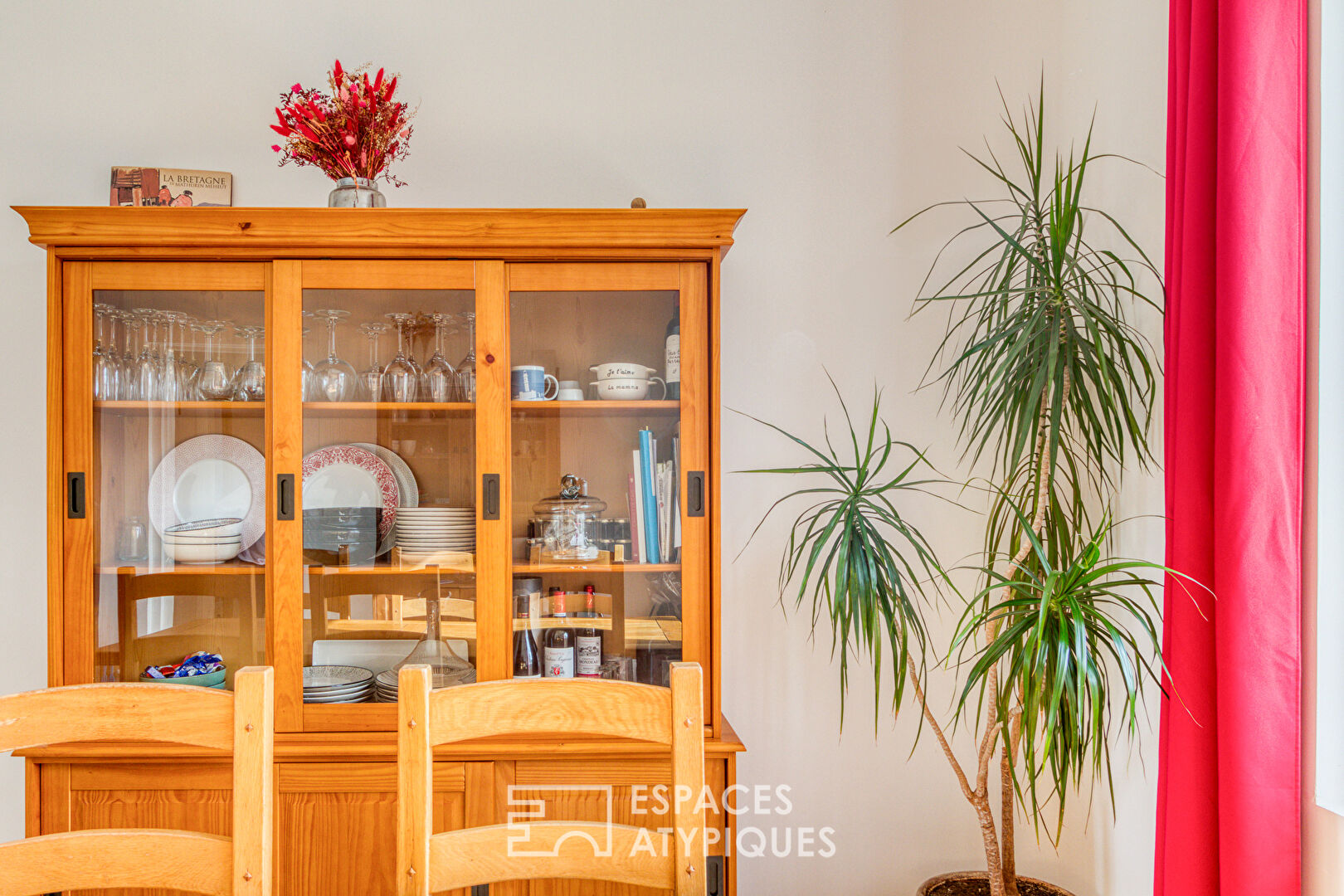 Completely renovated bourgeois house in the countryside: the ideal setting for family life.