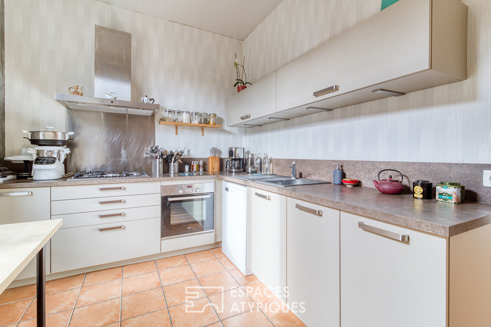 Completely renovated bourgeois house in the countryside: the ideal setting for family life.