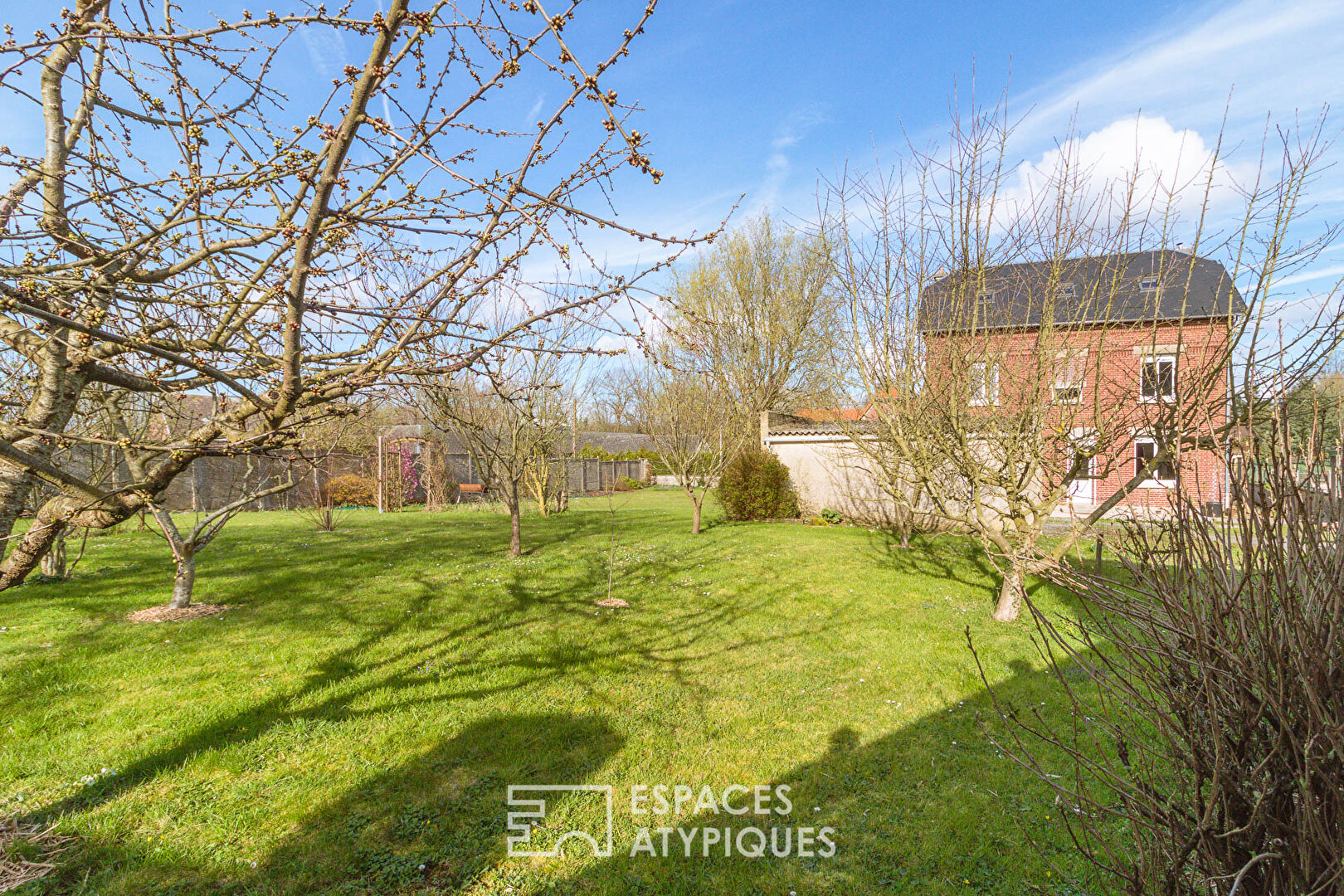 Completely renovated bourgeois house in the countryside: the ideal setting for family life.