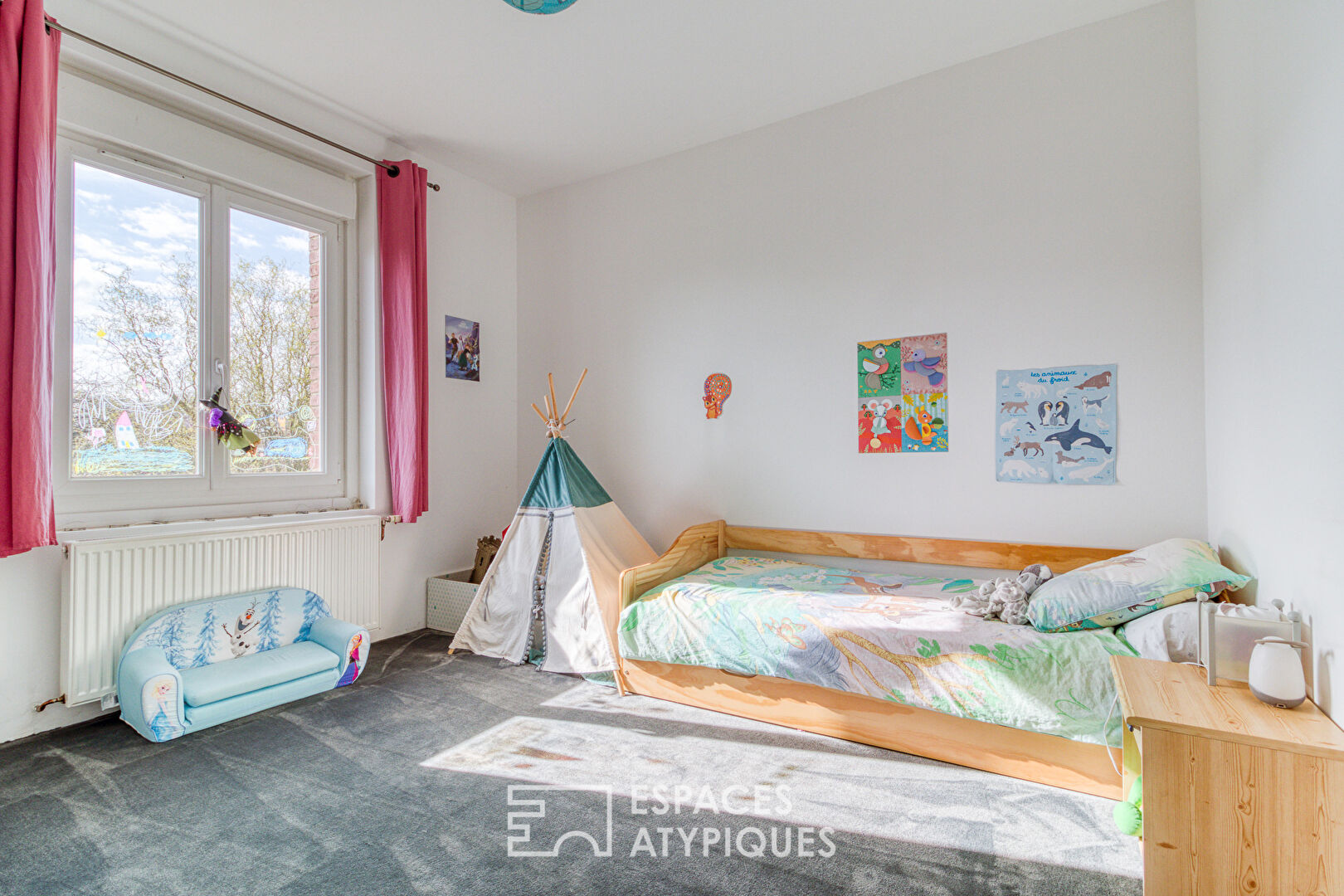 Completely renovated bourgeois house in the countryside: the ideal setting for family life.
