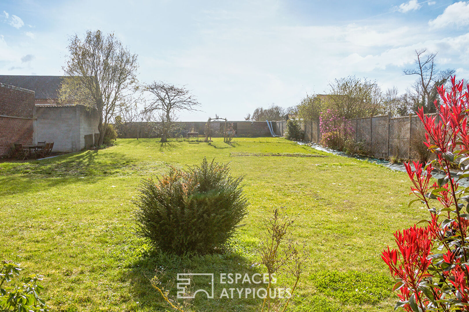 Completely renovated bourgeois house in the countryside: the ideal setting for family life.