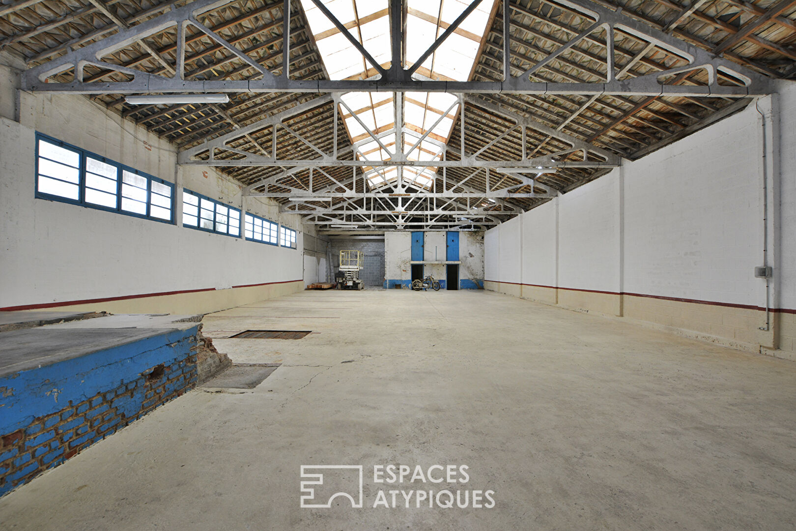 Hangar with possibility of exceptional Loft in the heart of Abbeville