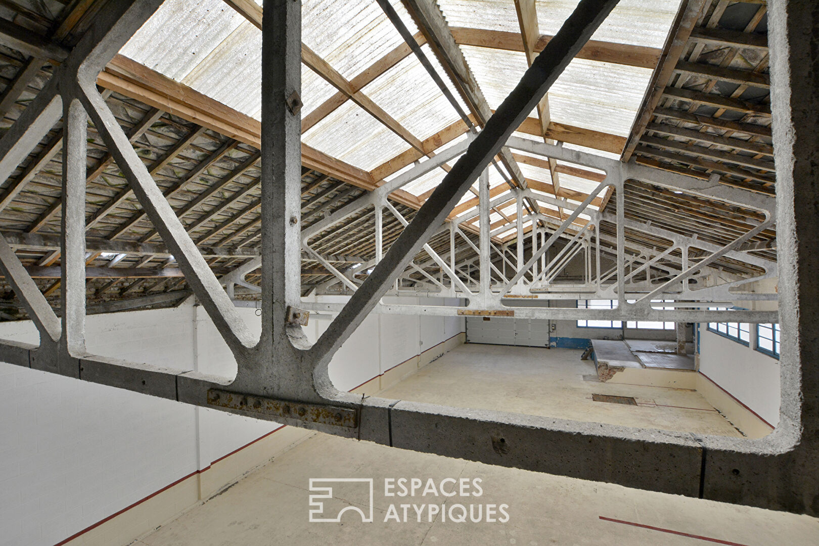 Hangar with possibility of exceptional Loft in the heart of Abbeville