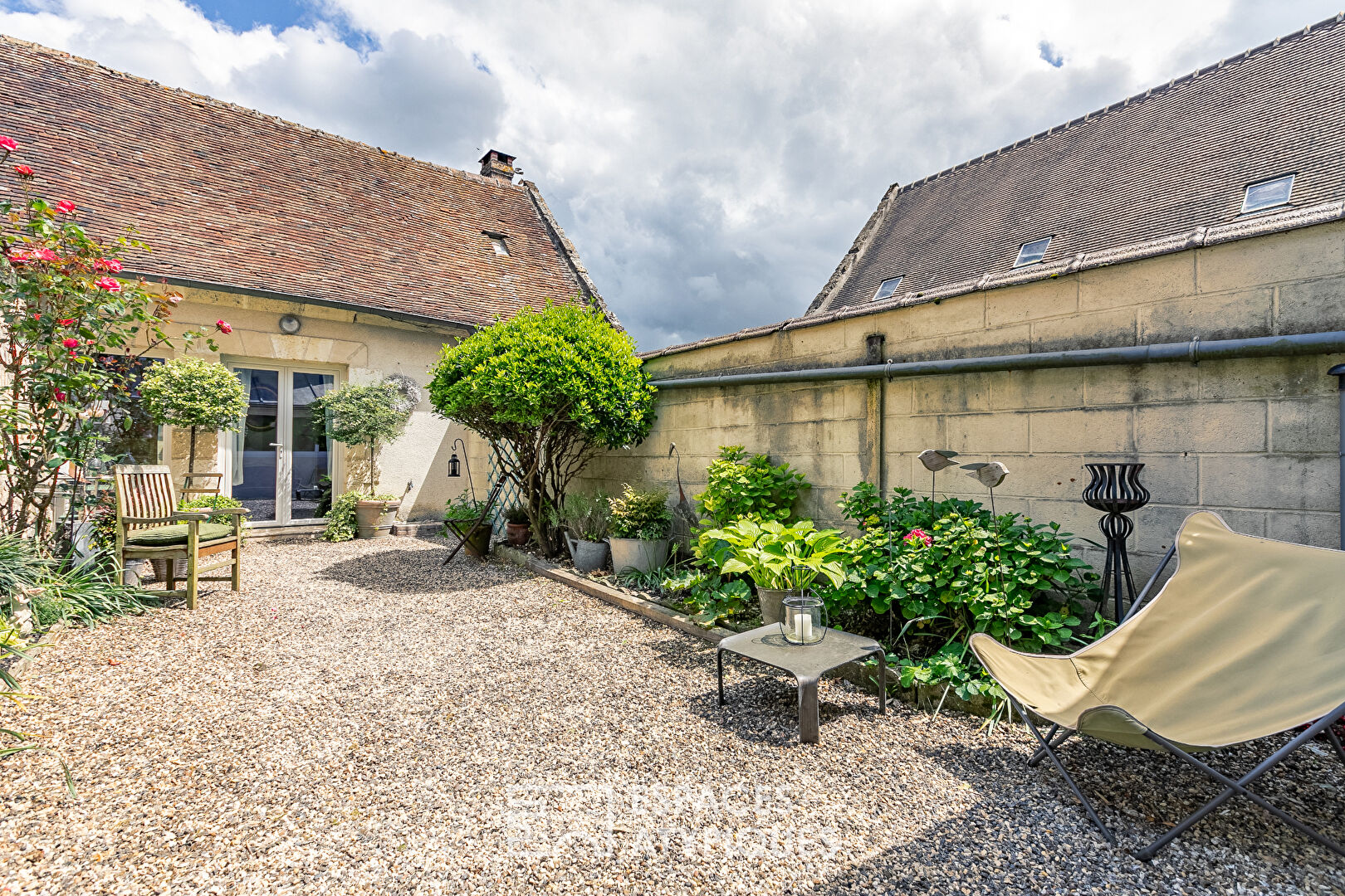 Perfect – Set of 2 renovated townhouses linked by patio and garden