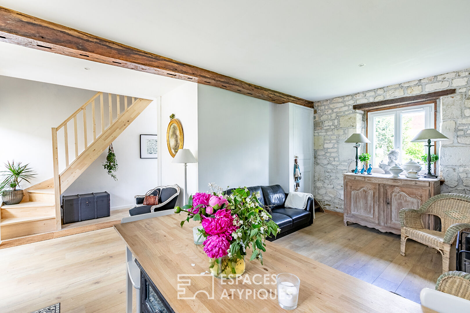 Perfect – Set of 2 renovated townhouses linked by patio and garden