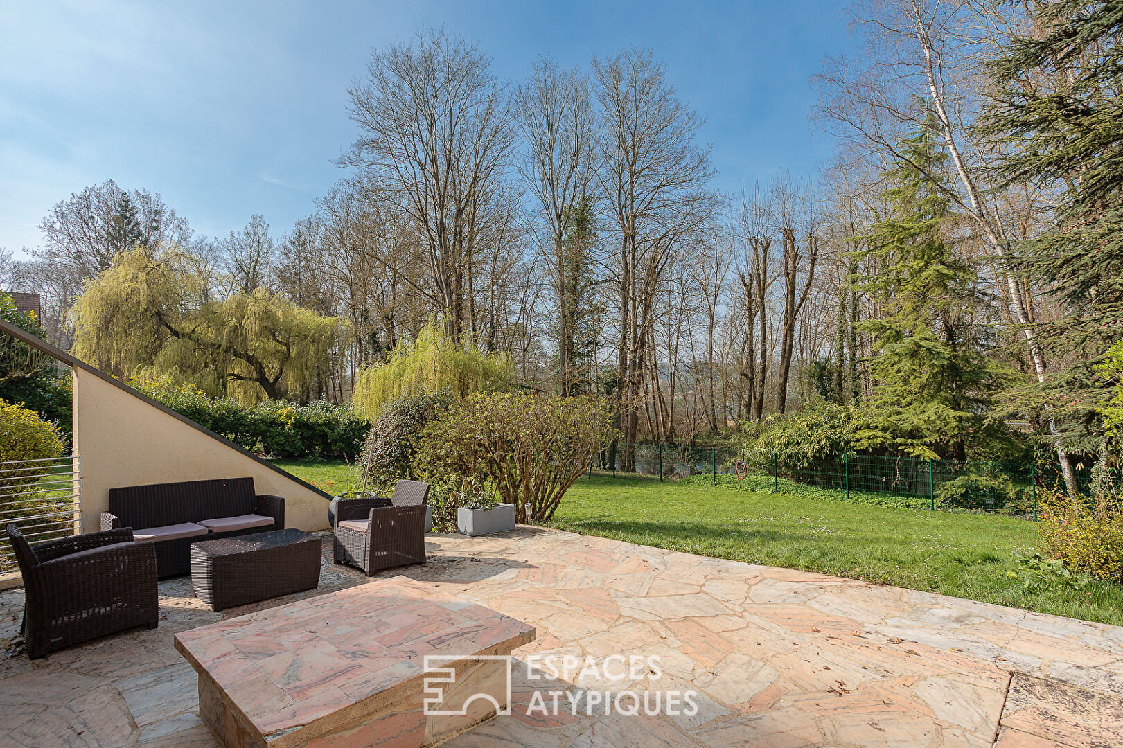 Contemporary architect-designed house facing the Canadian lake in Beauvais