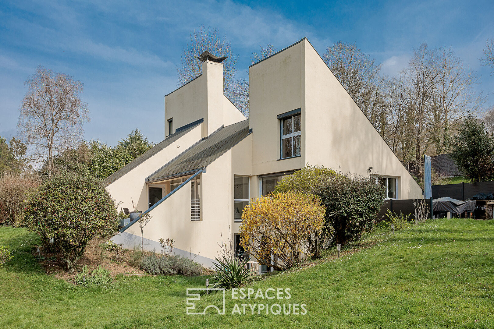 Contemporary architect-designed house facing the Canadian lake in Beauvais