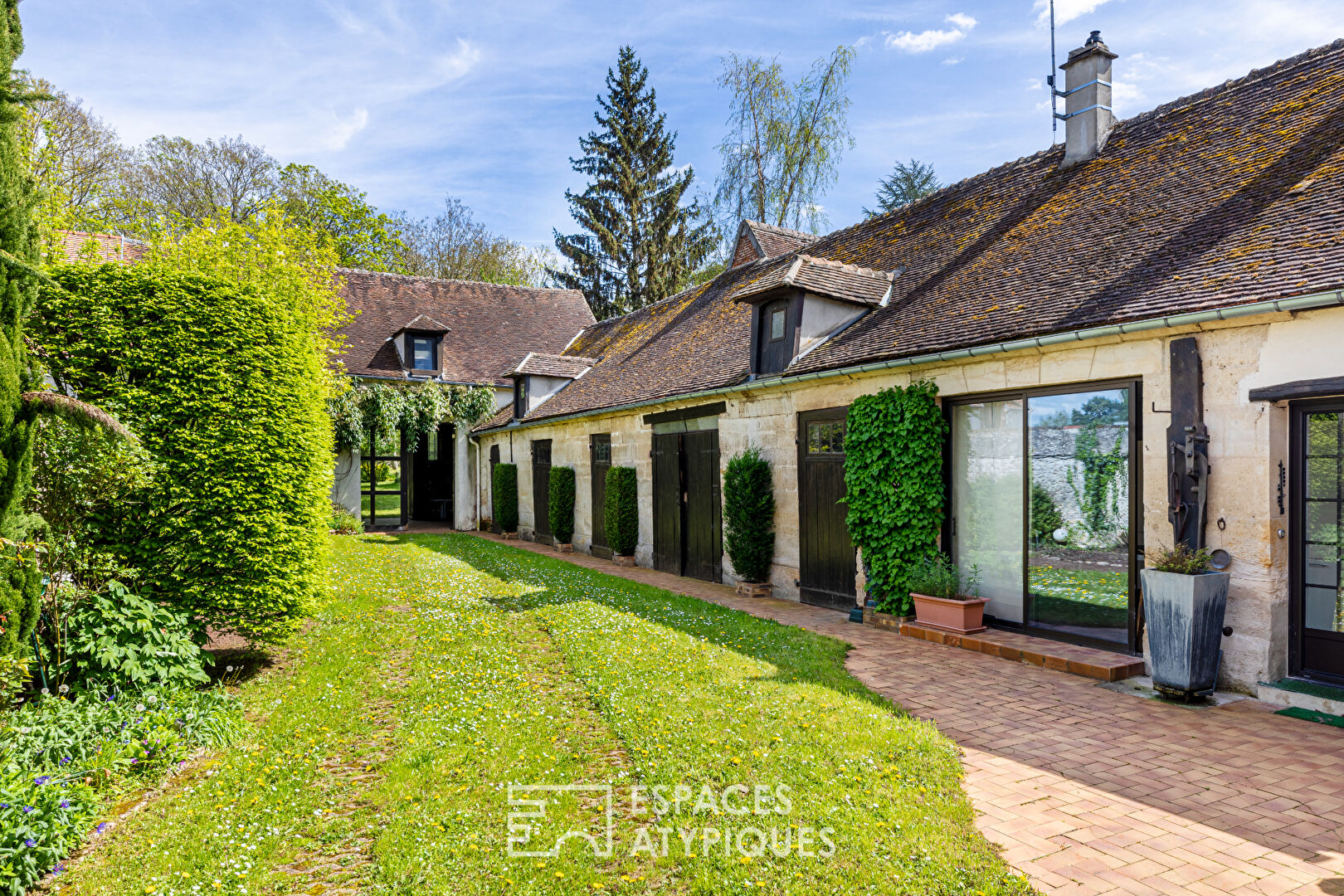 Character residence in the city center with wooded park near Chambly