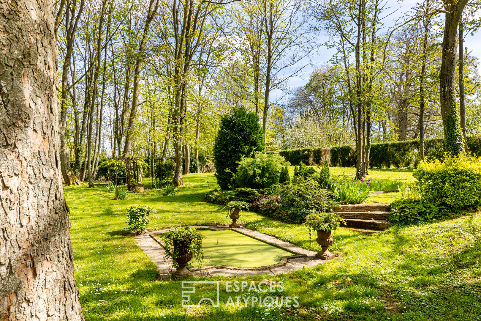 Character residence in the city center with wooded park near Chambly