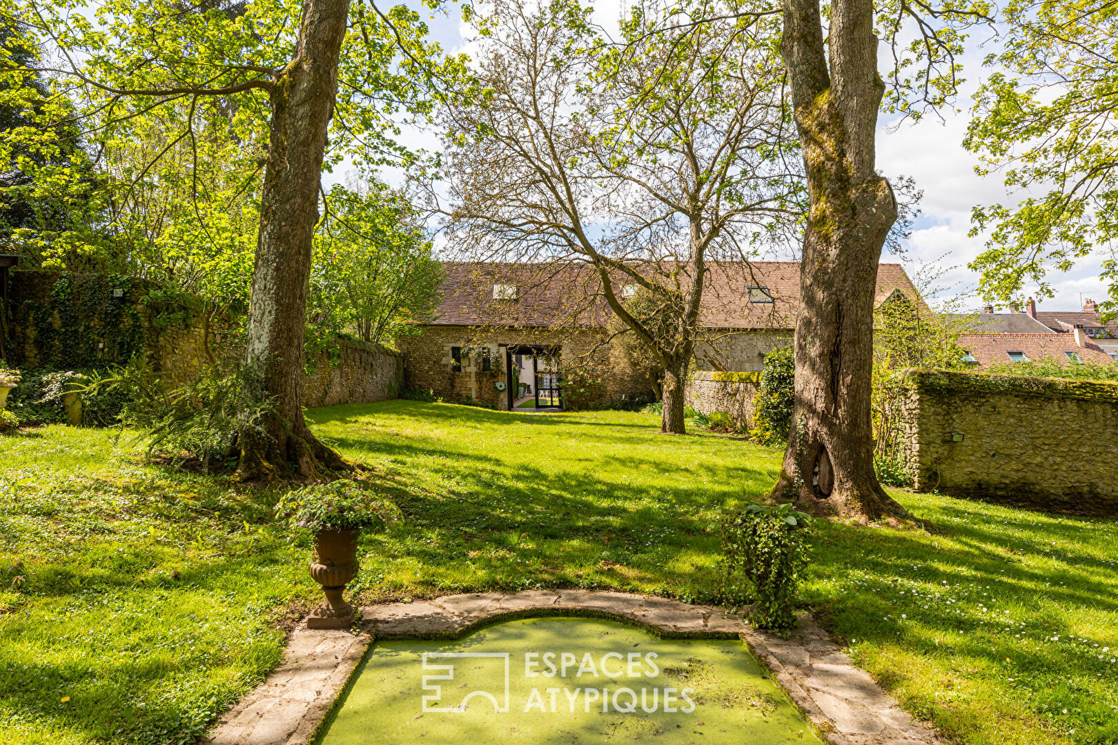 Character residence in the city center with wooded park near Chambly