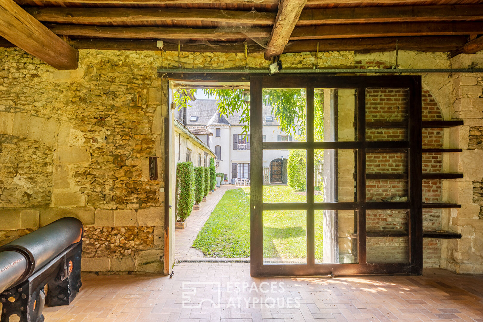 Character residence in the city center with wooded park near Chambly