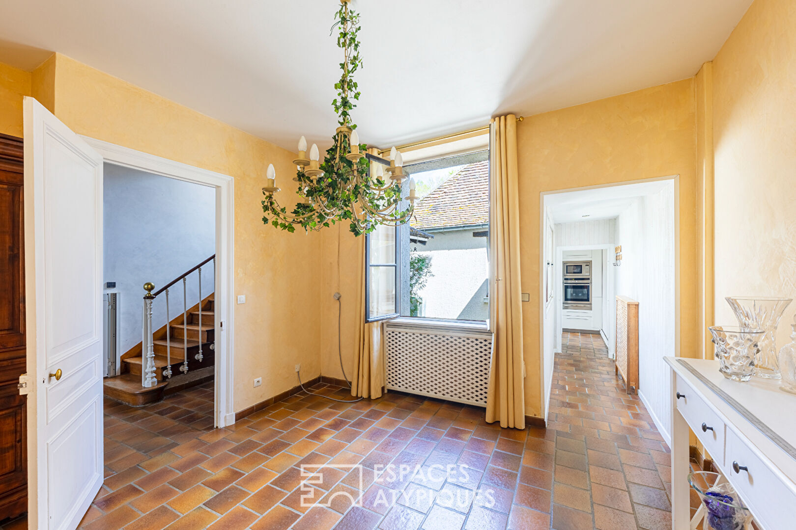 Character residence in the city center with wooded park near Chambly