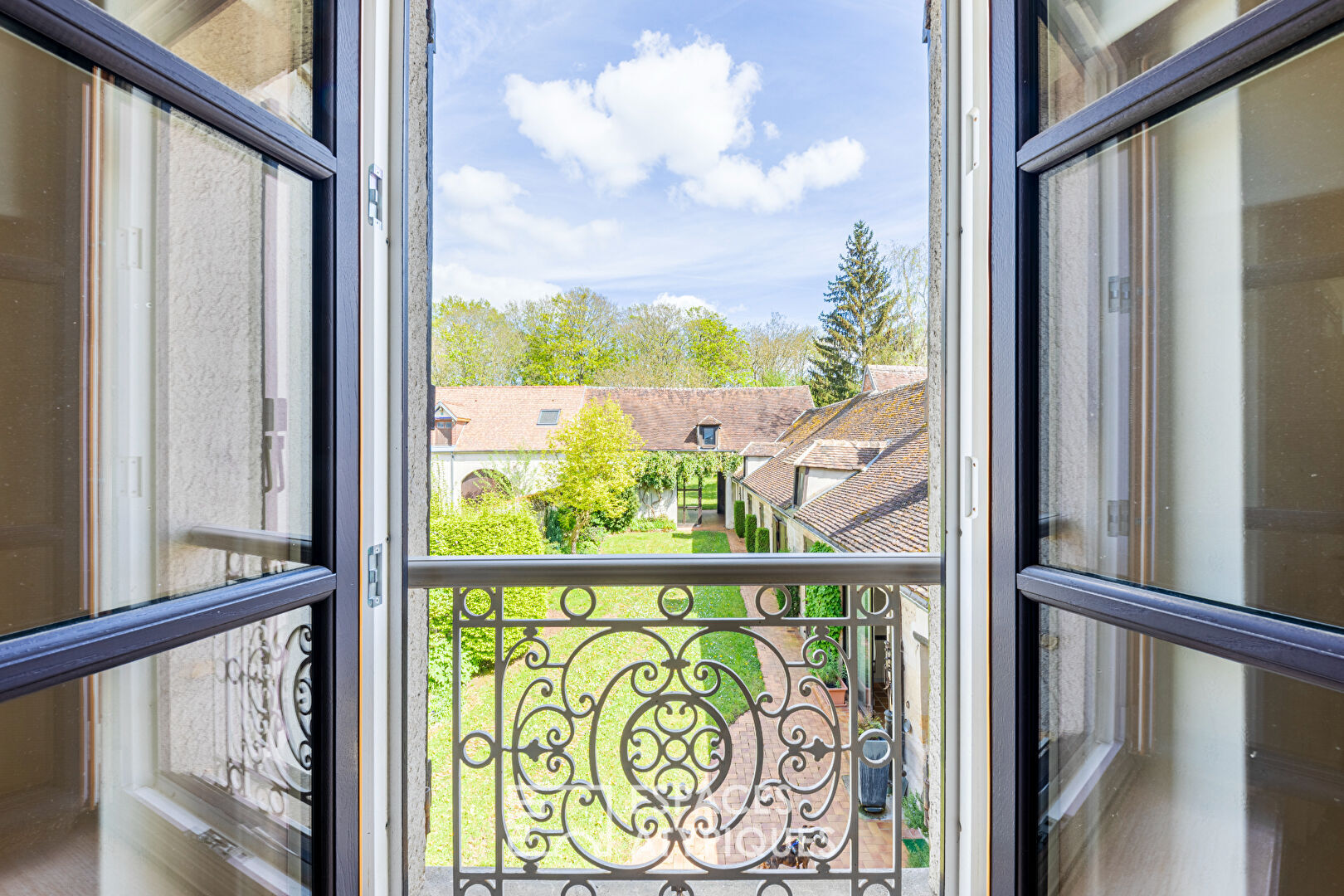 Character residence in the city center with wooded park near Chambly