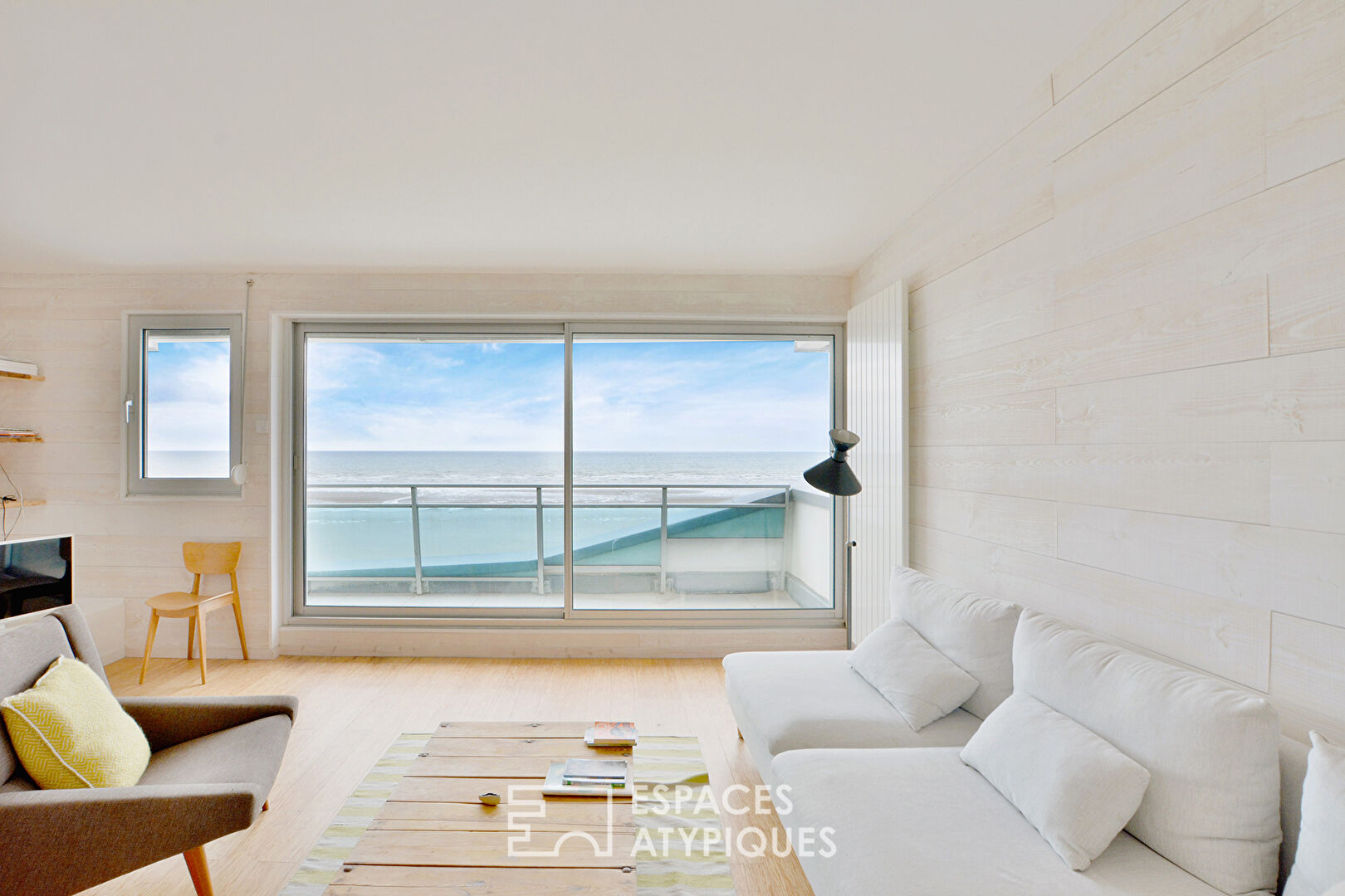 Top floor apartment with panoramic views of the sea and dunes