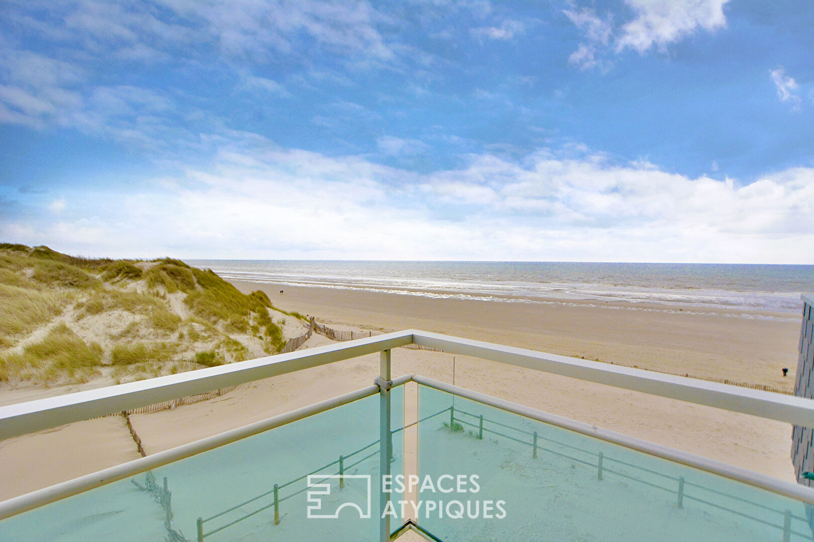Top floor apartment with panoramic views of the sea and dunes