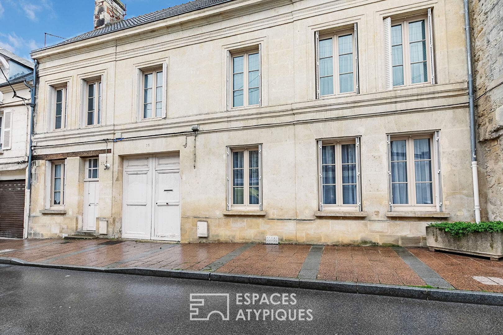 Ensemble immobilier de caractère avec grand jardin et annexes en centre historique
