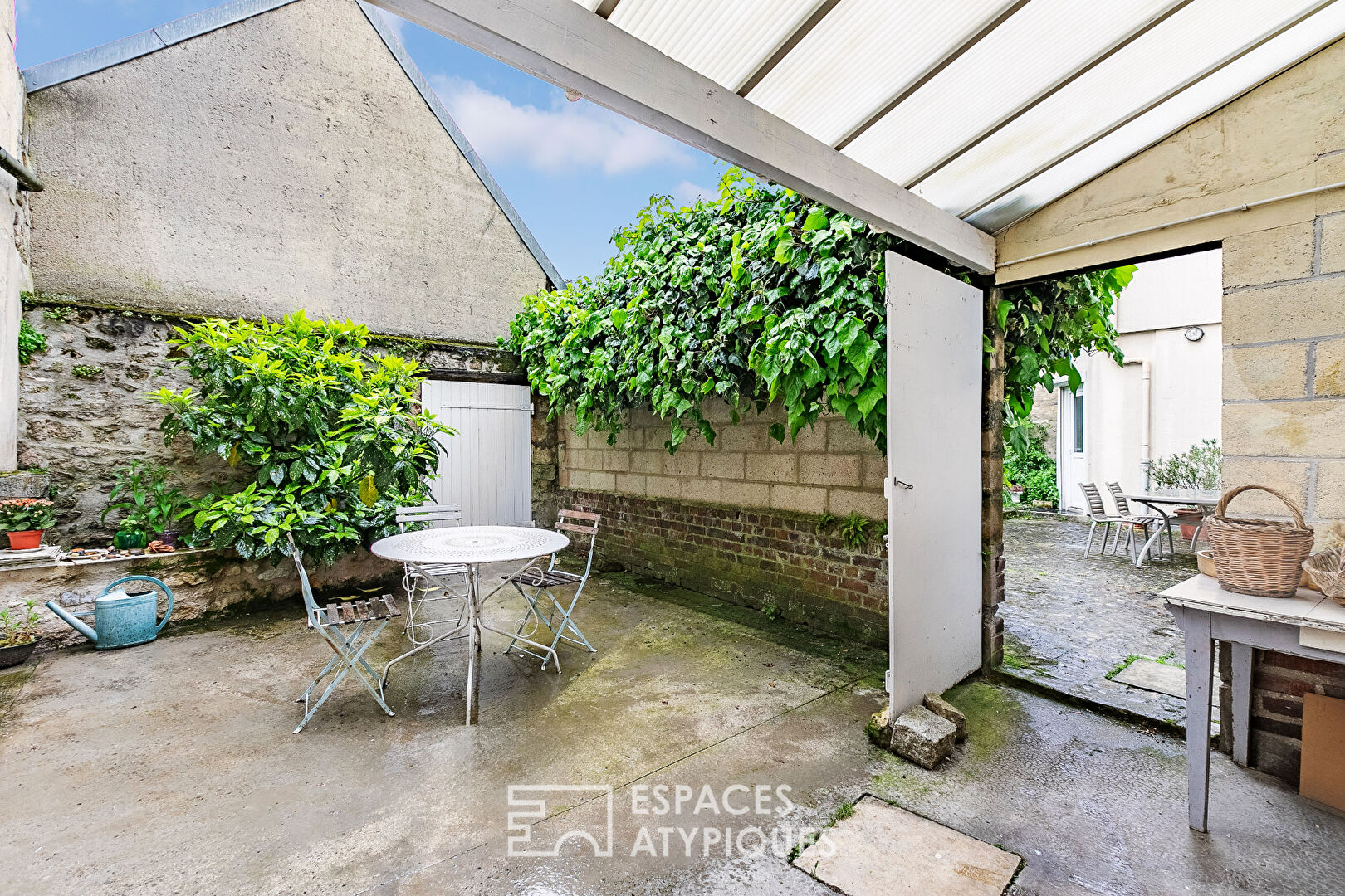Ensemble immobilier de caractère avec grand jardin et annexes en centre historique