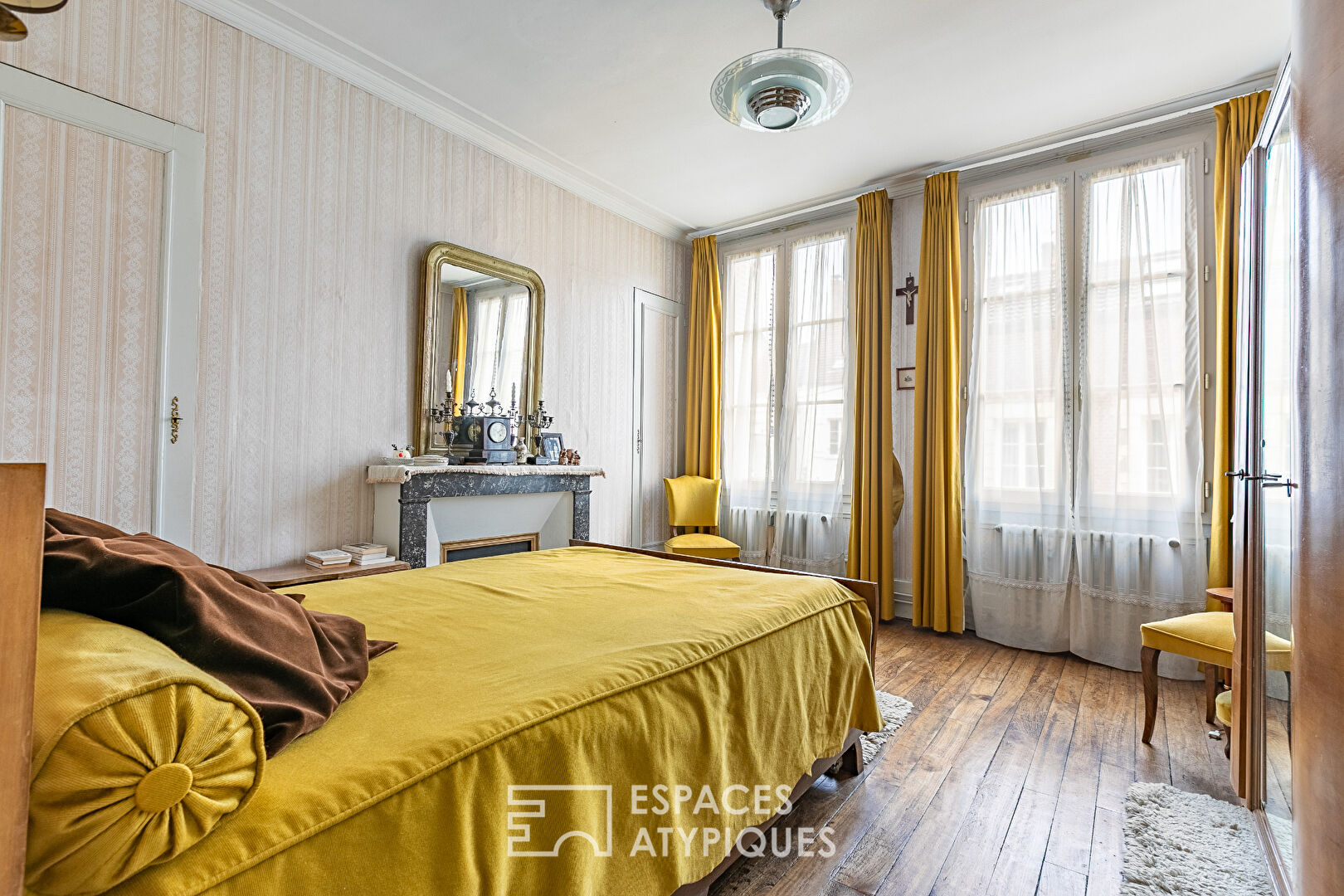 Ensemble immobilier de caractère avec grand jardin et annexes en centre historique