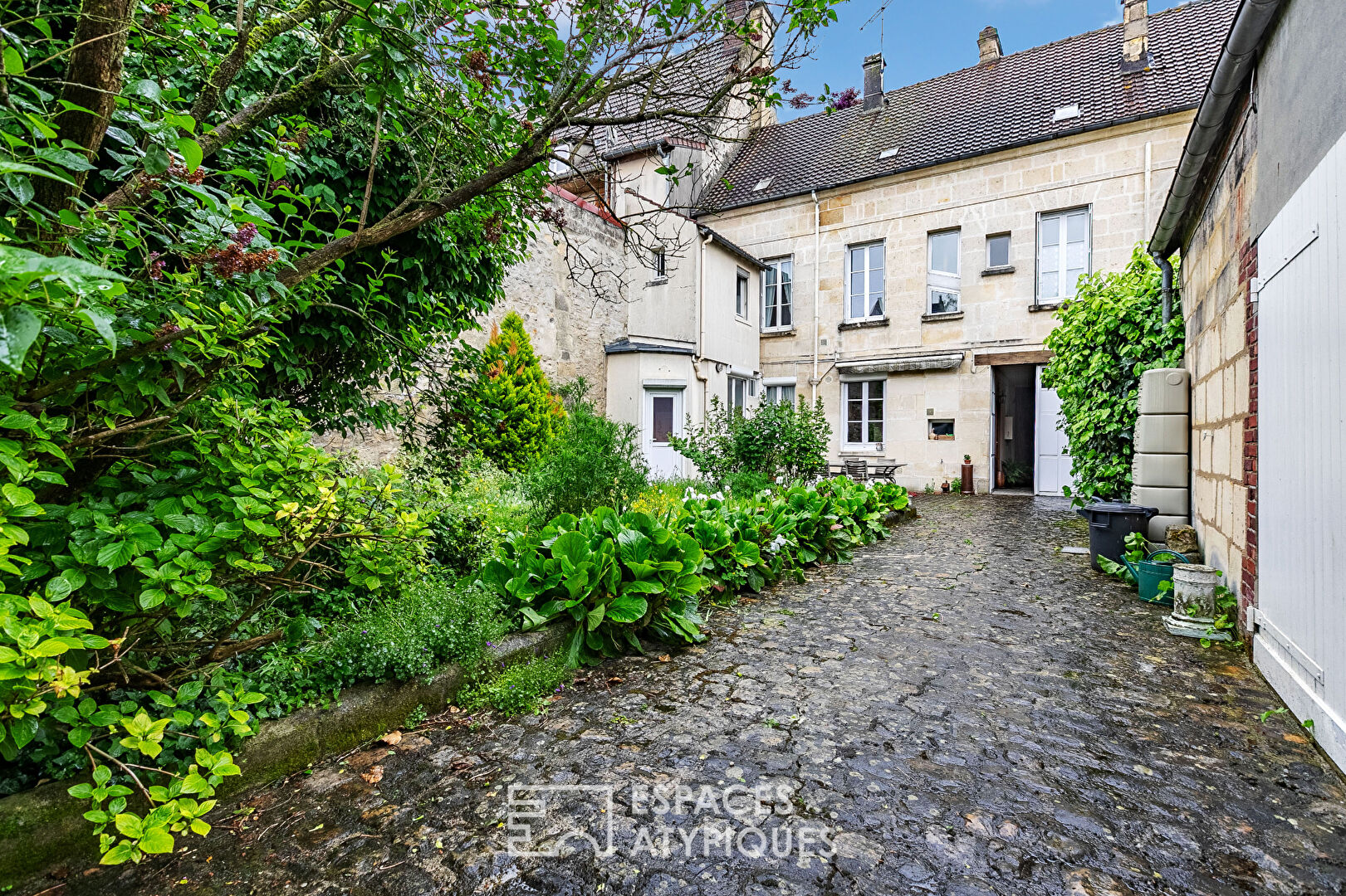 Ensemble immobilier de caractère avec grand jardin et annexes en centre historique