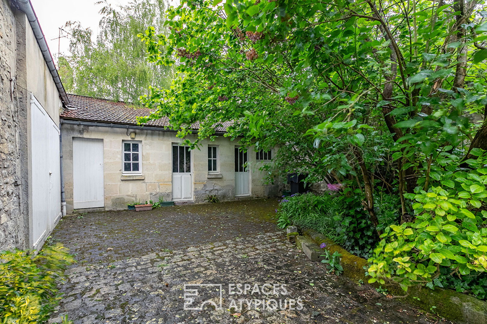 Ensemble immobilier de caractère avec grand jardin et annexes en centre historique