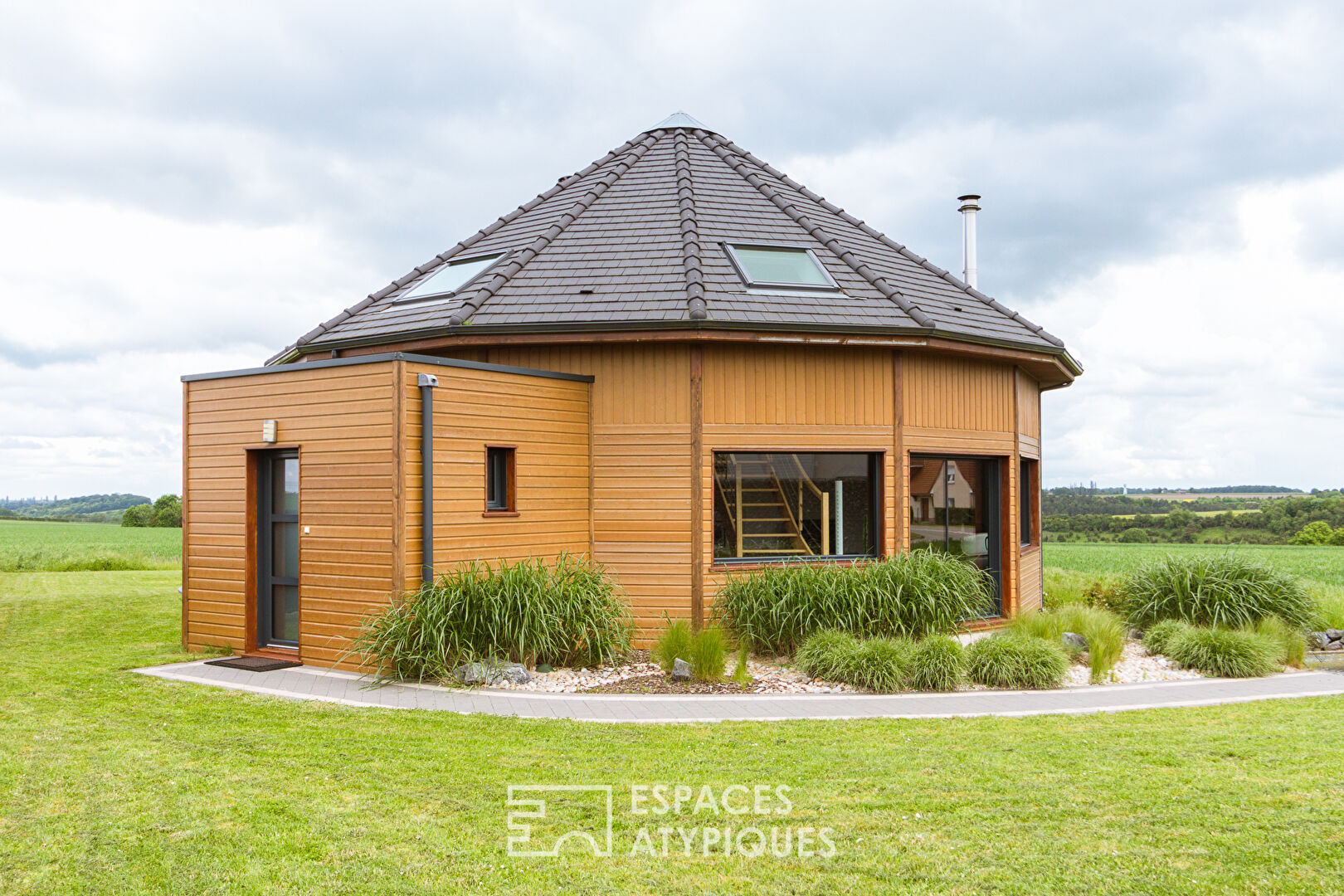Magnifique Maison Polygonale en bois de cèdre et son jardin proche Sains en Amiénois