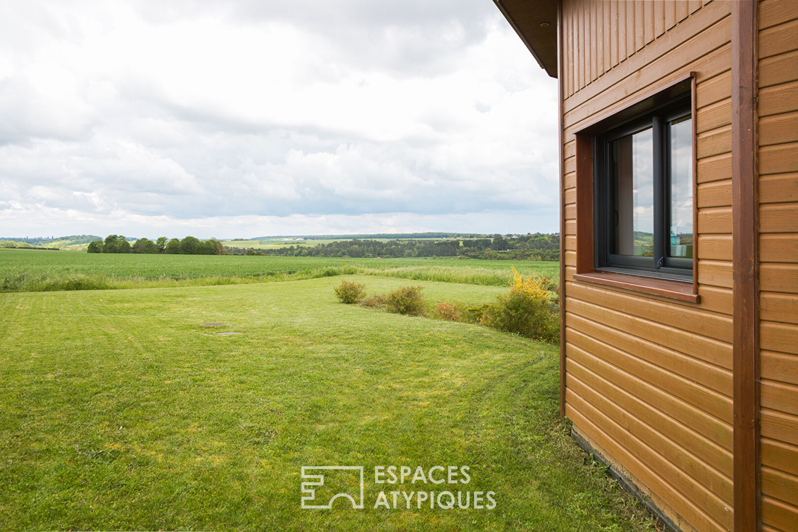 Magnifique Maison Polygonale en bois de cèdre et son jardin proche Sains en Amiénois