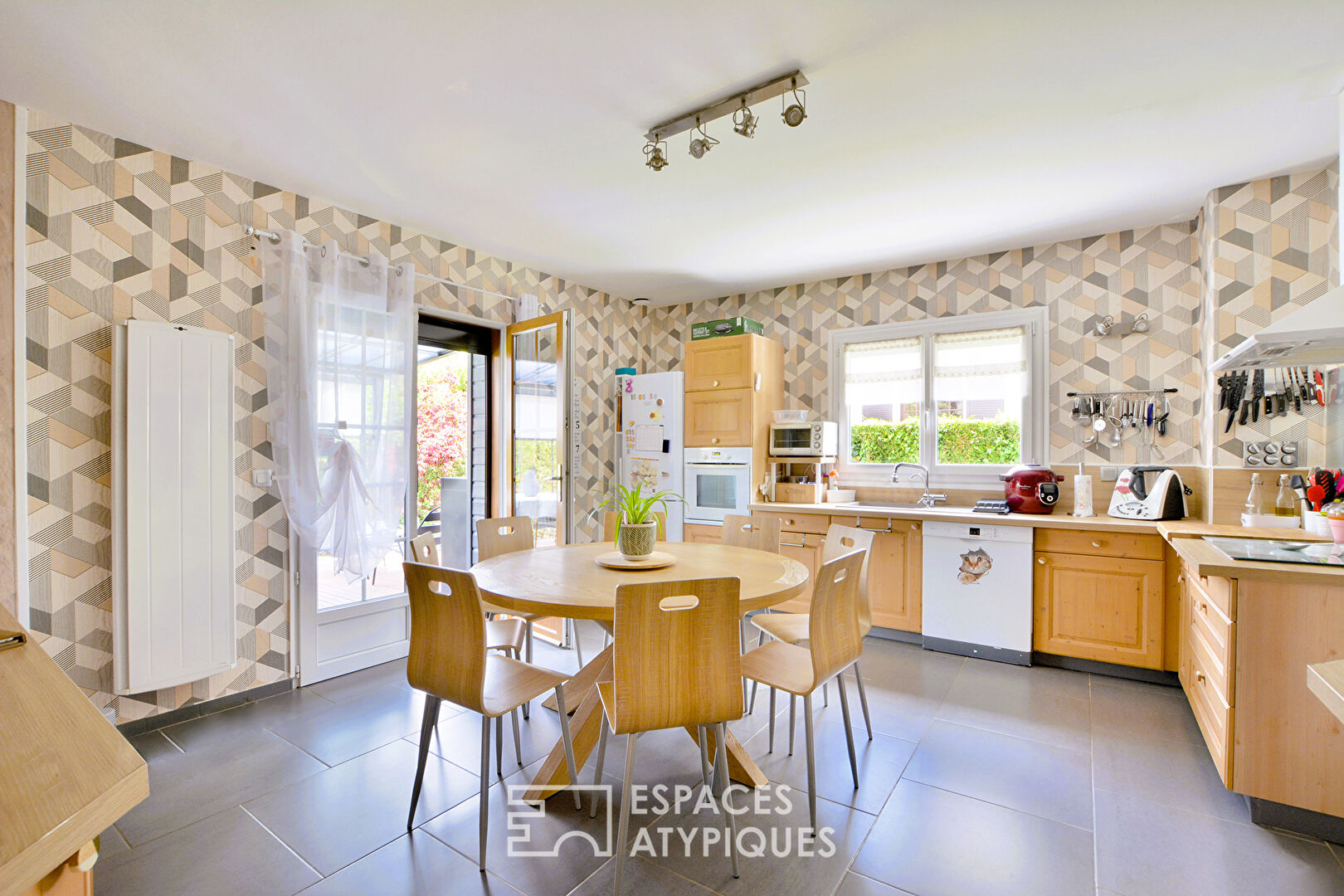 Modern house of 240 sqm with swimming pool in Abbeville – Quiet Residential Area