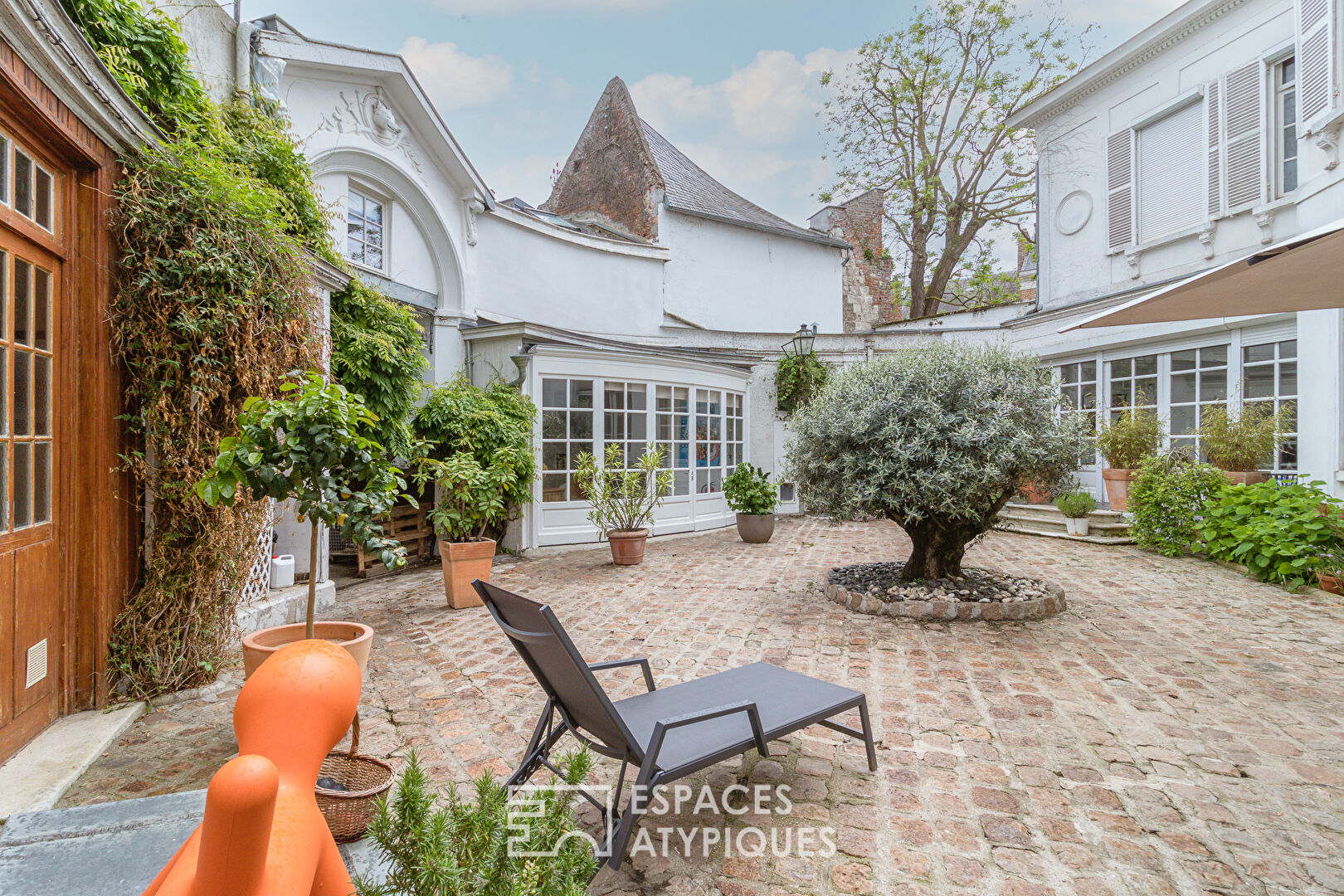 Magnificent residence with courtyard in the heart of Amiens city center