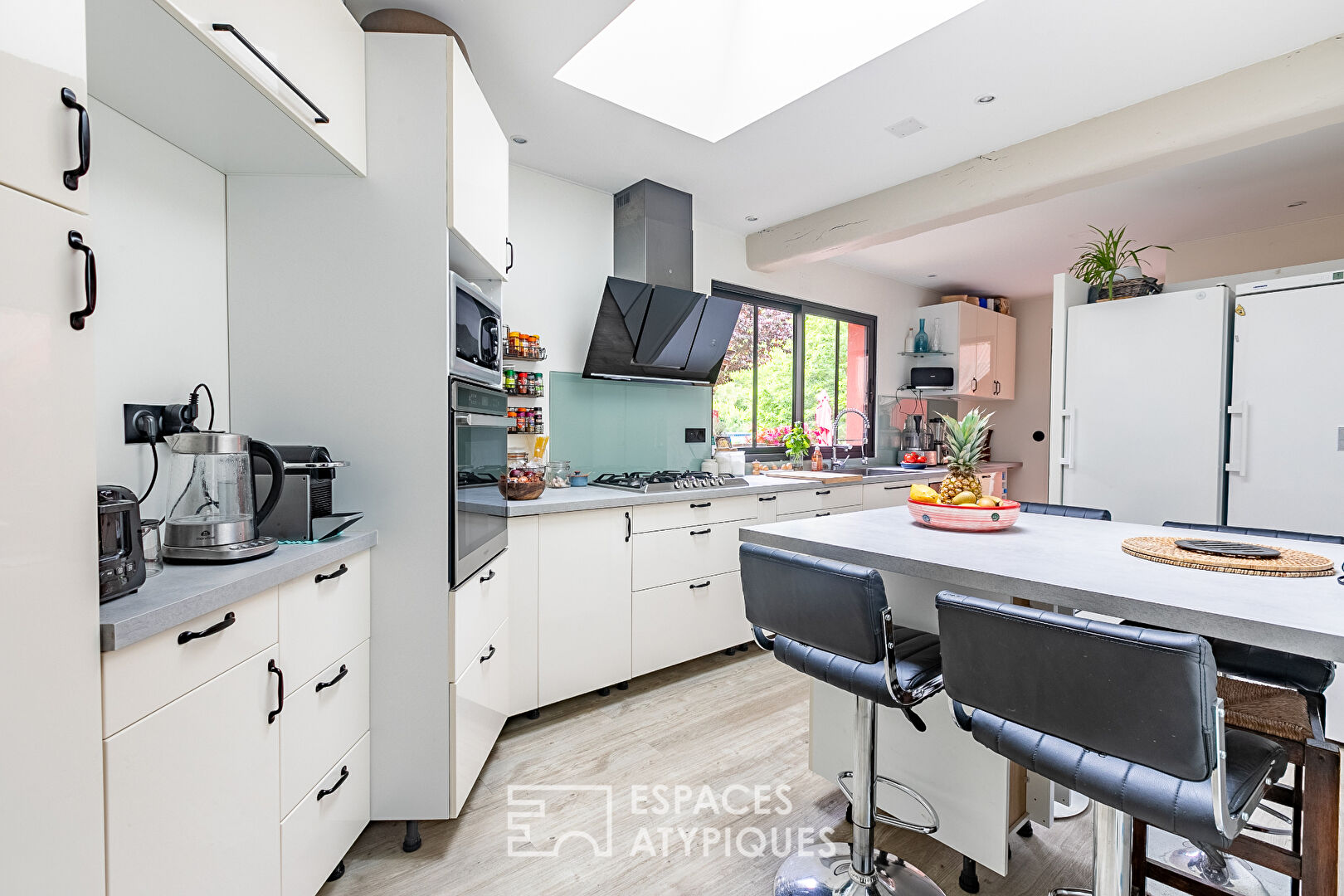 Maison de famille rénovée avec annexe aménagée et joli jardin en centre ville.