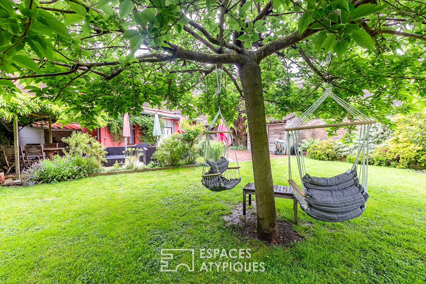 Maison de famille rénovée avec annexe aménagée et joli jardin en centre ville.