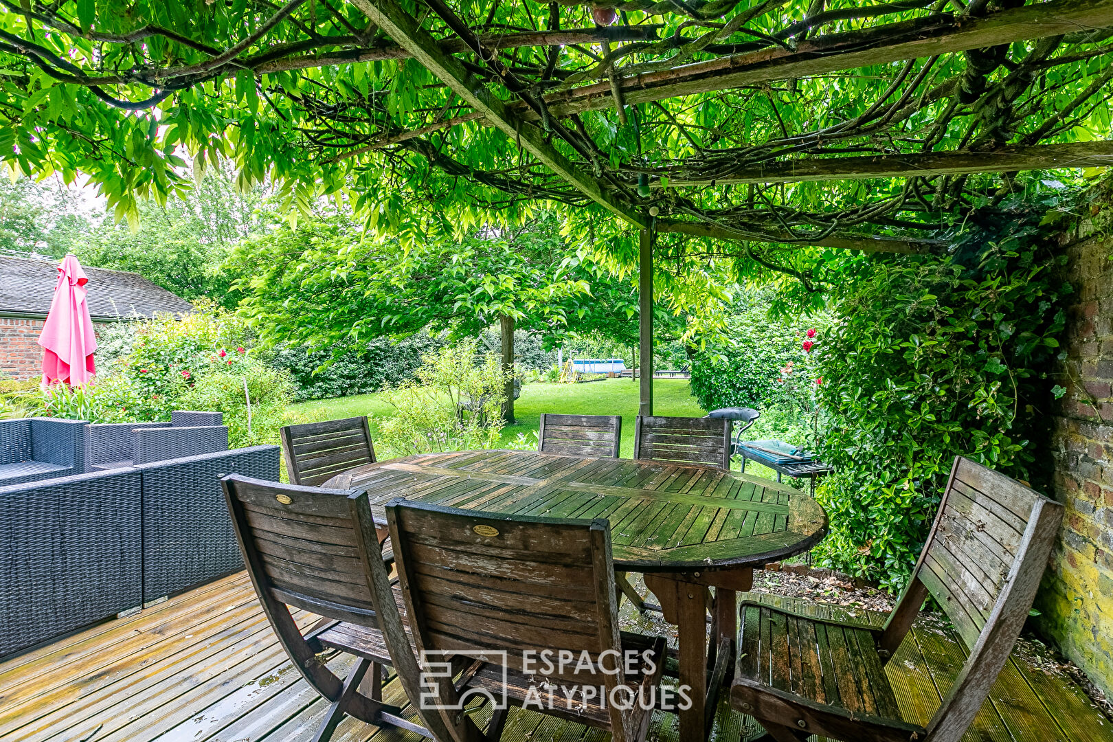 Maison de famille rénovée avec annexe aménagée et joli jardin en centre ville.