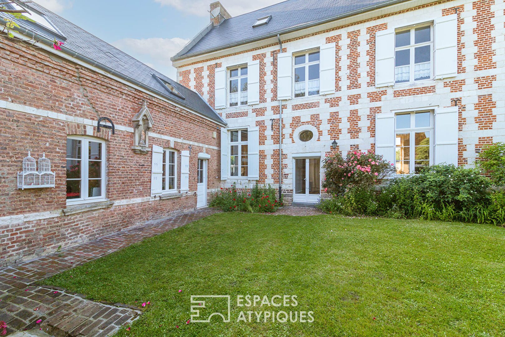 Presbytère du XVIIème siècle soigneusement rénové en une maison de famille