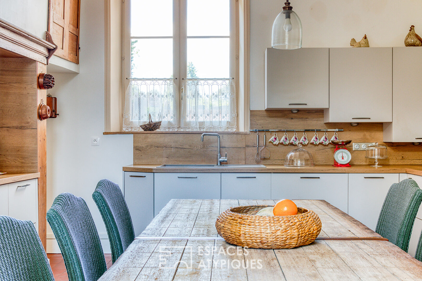 Presbytère du XVIIème siècle soigneusement rénové en une maison de famille