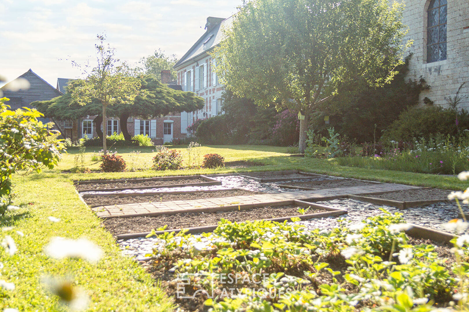 Presbytère du XVIIème siècle soigneusement rénové en une maison de famille