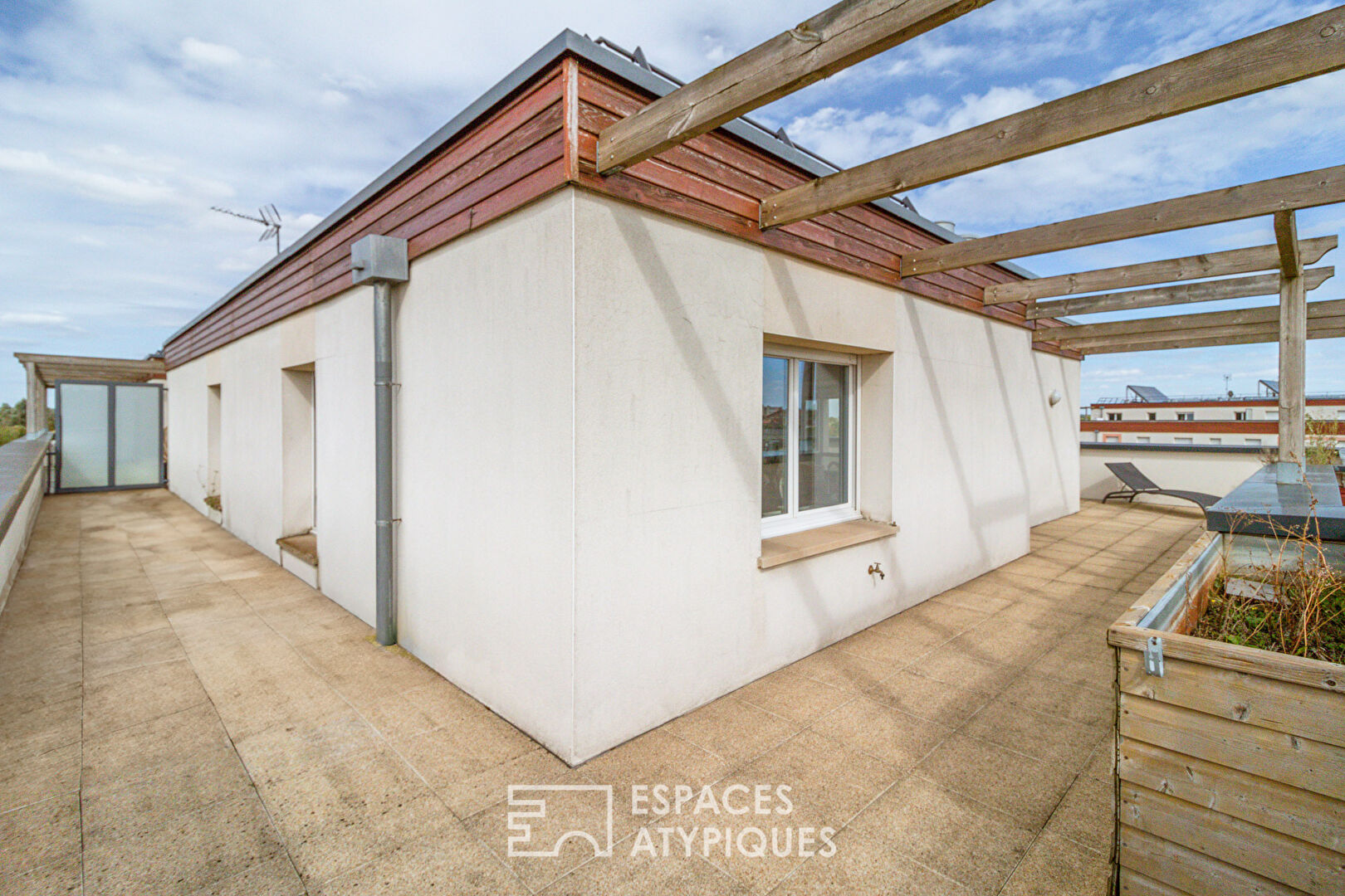 Renovated apartment with panoramic terrace in the heart of a booming neighborhood