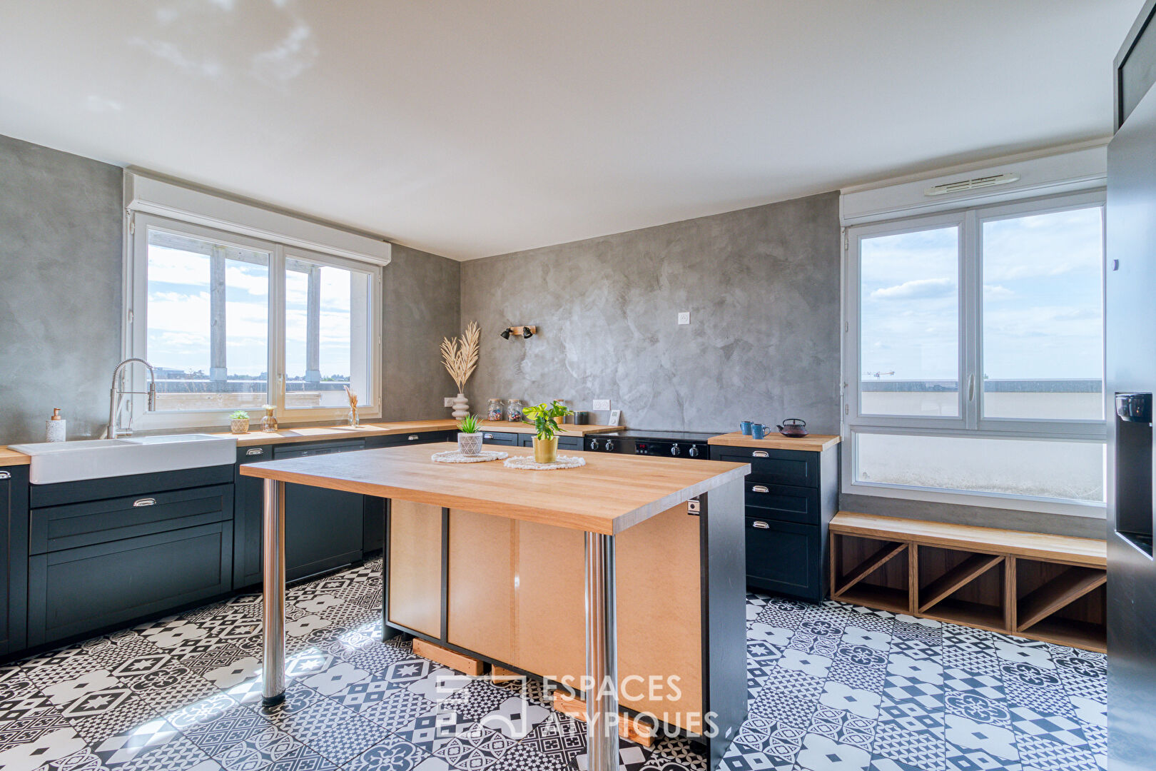 Renovated apartment with panoramic terrace in the heart of a booming neighborhood