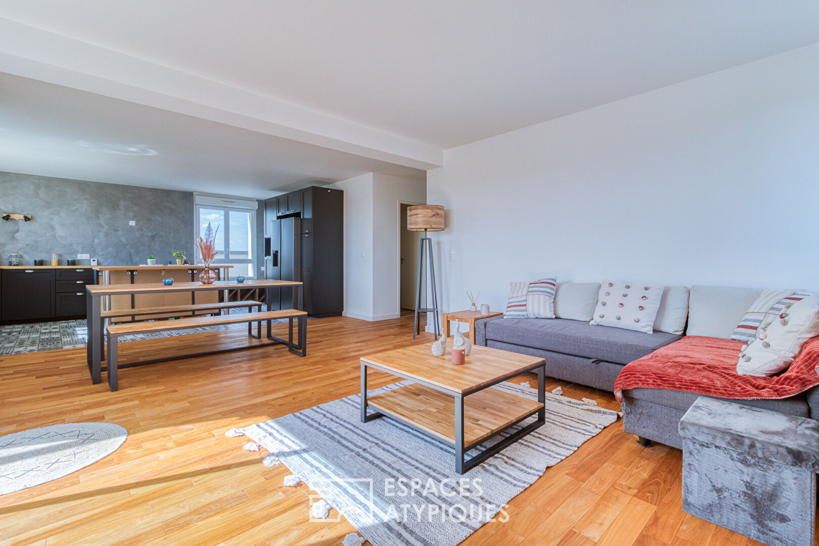 Renovated apartment with panoramic terrace in the heart of a booming neighborhood