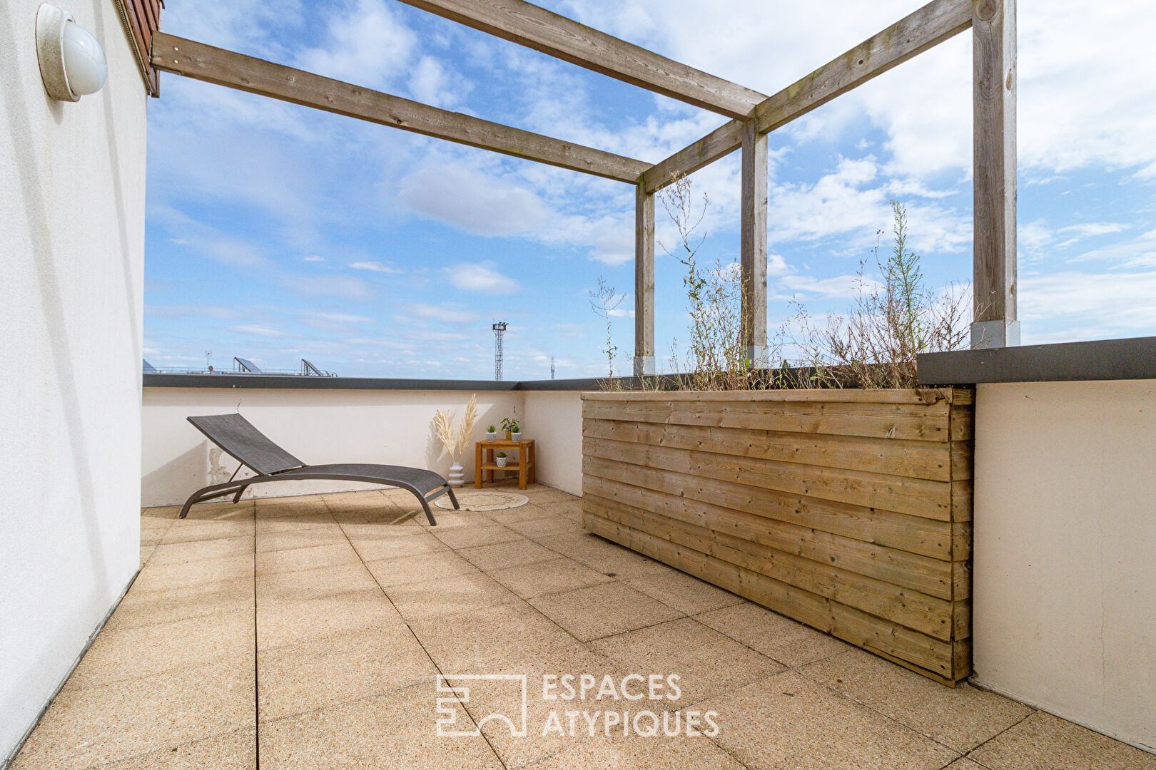 Renovated apartment with panoramic terrace in the heart of a booming neighborhood