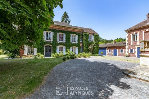 Maison de maître avec annexes aménagées parc, bois et carrière