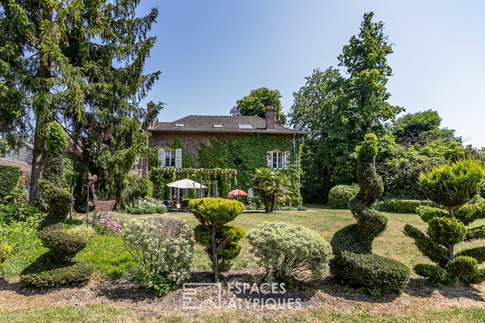 Maison de maître avec annexes aménagées parc, bois et carrière