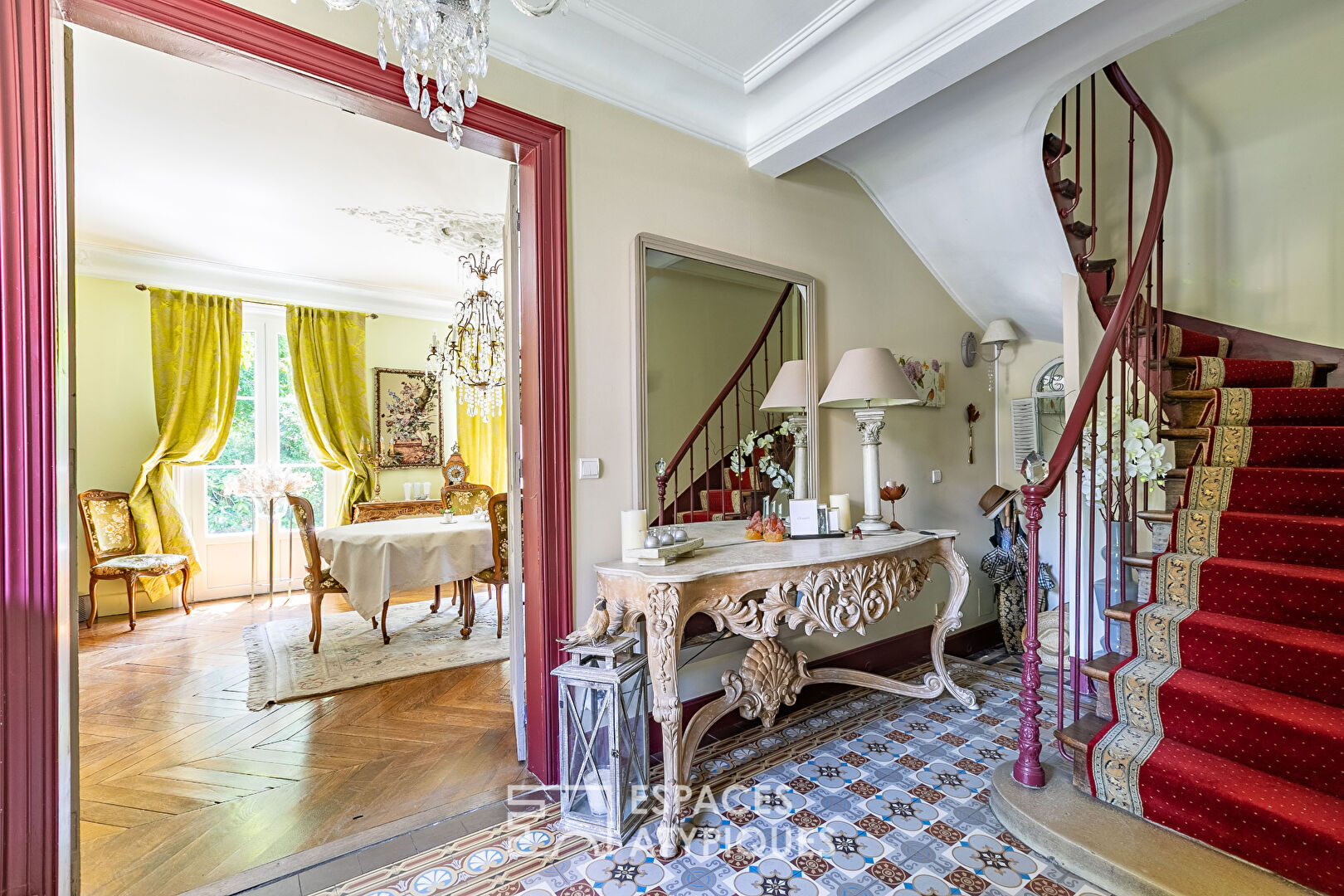 Maison de maître avec annexes aménagées parc, bois et carrière