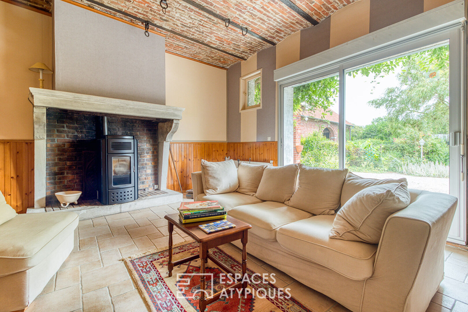 Authentic farmhouse with large outbuildings in the Picardy countryside near the Paris-Lille axis