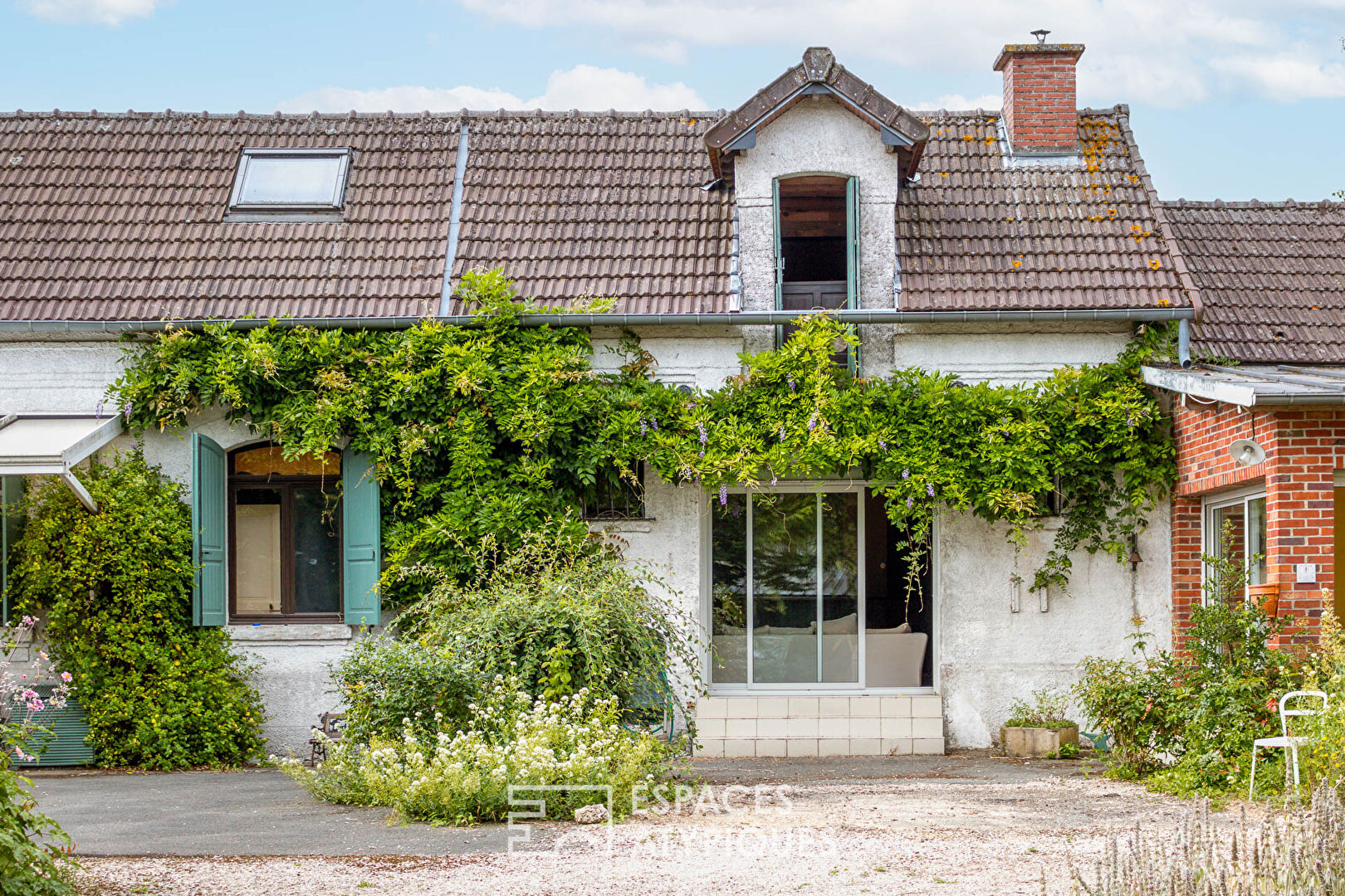 Authentic farmhouse with large outbuildings in the Picardy countryside near the Paris-Lille axis