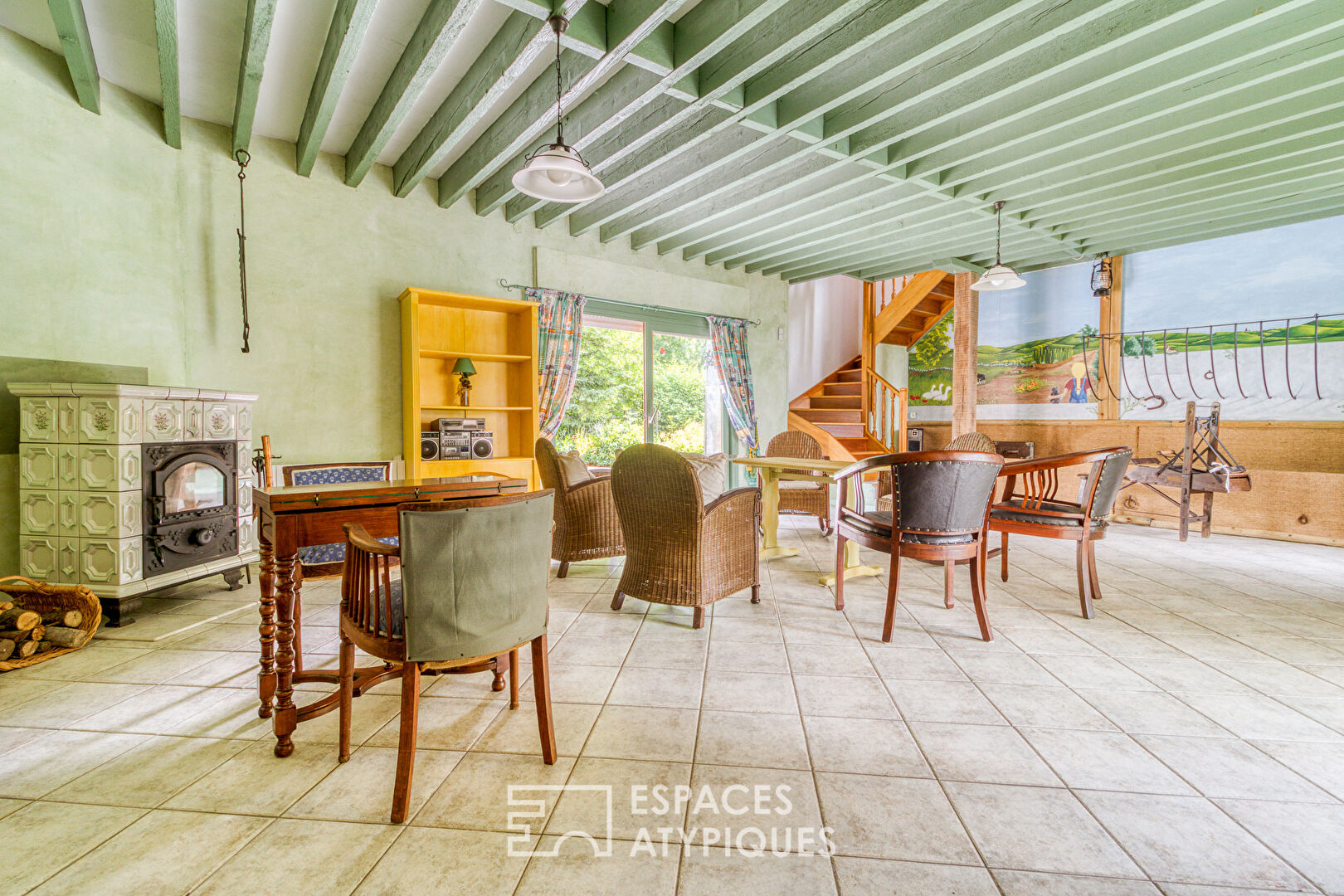 Authentic farmhouse with large outbuildings in the Picardy countryside near the Paris-Lille axis